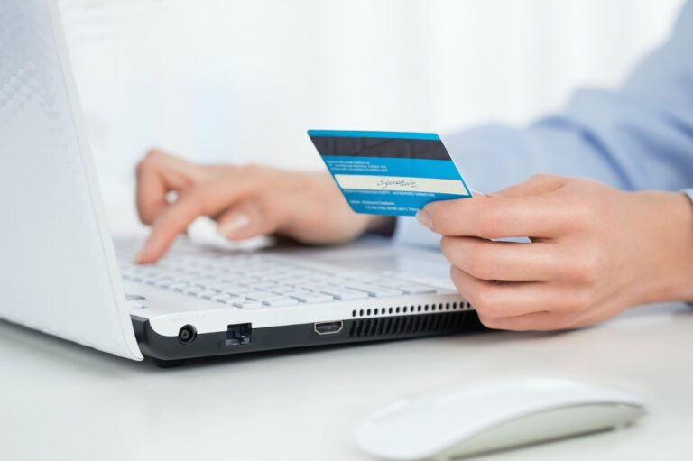 7 Mistakes to Avoid While Using Debit Cards